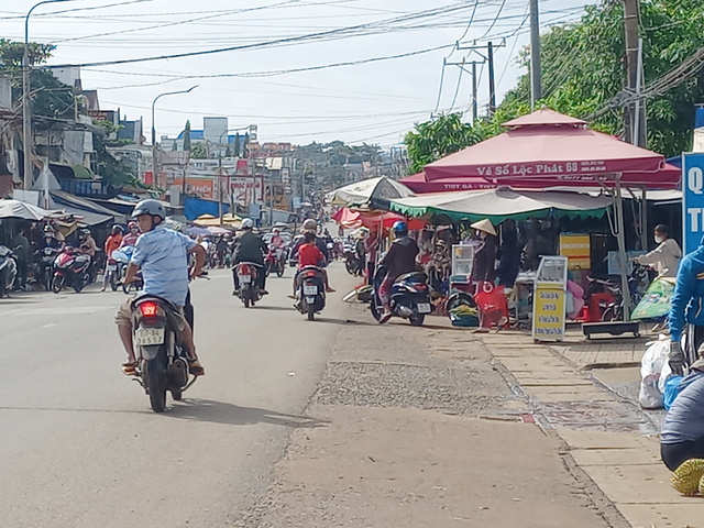 Lề đường thành nơi mua bán - Ảnh 1.