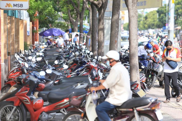 TP.HCM tính thu phí lòng đường, vỉa hè: 'Không phải cứ chăm bẵm tăng thu ngân sách' - Ảnh 2.