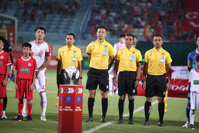 2 trọng tài Malaysia từng làm V-League điều khiển 2 trận đội tuyển Việt Nam ở FIFA Days - Ảnh 1.