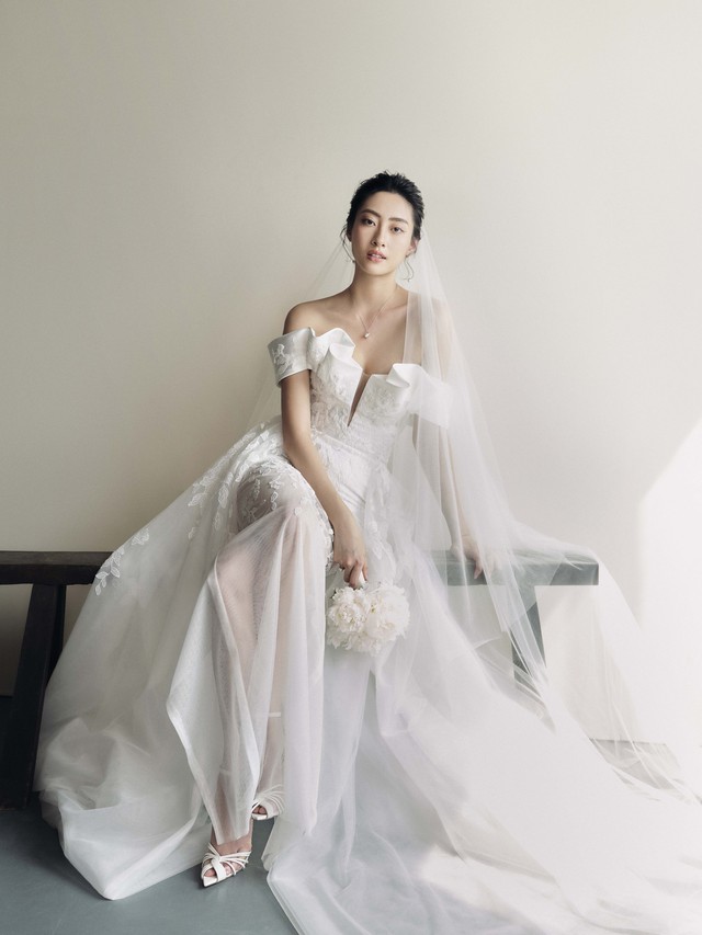 Hoa hậu Lương Thùy Linh lăng xê váy cưới hở vai    - Ảnh 1.