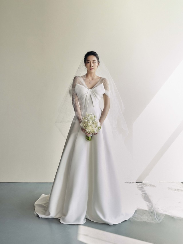 Hoa hậu Lương Thùy Linh lăng xê váy cưới hở vai    - Ảnh 9.