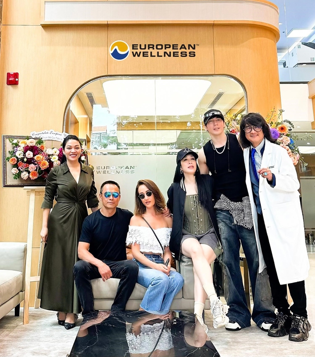 Ảnh: Maggie Q cùng vợ chồng nữ diễn viên Chung Lệ Đề tại European Wellness Việt Nam