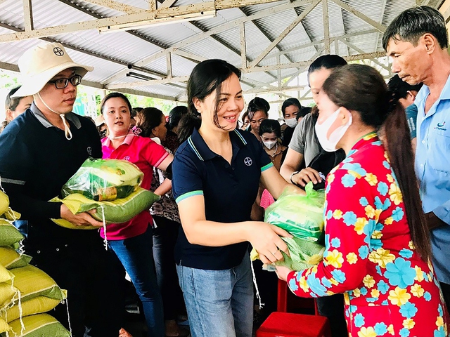 Tình nguyện viên Bayer Việt Nam và Trung tâm Ánh Dương tặng nhu yếu phẩm cho người dân tại H.Long Mỹ