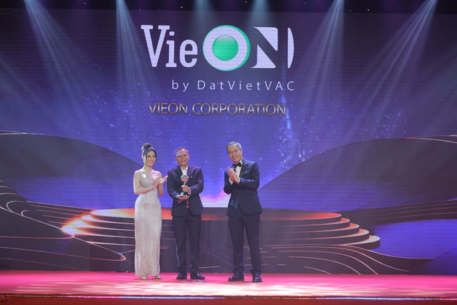 Đại diện VieON nhận giải thưởng Thương Hiệu Truyền Cảm Hứng 2022