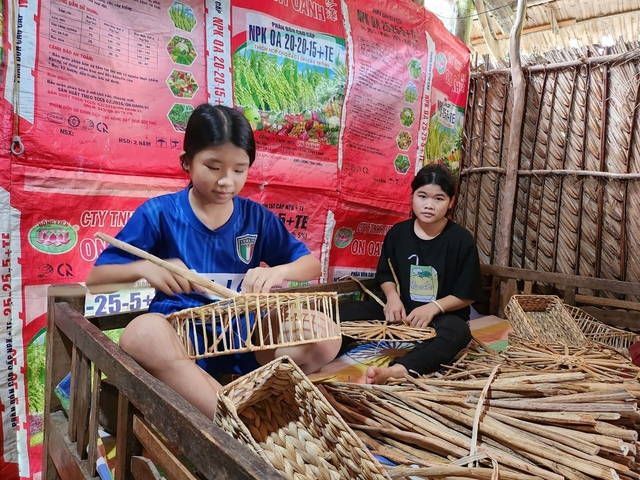 Các con chị Ngân ngoài thời gian học thì các em còn đan lục bình kiếm thêm thu nhập cho gia đình