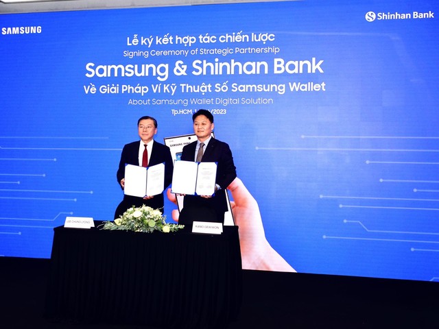  Samsung ký ghi nhớ hợp tác ngân hàng Shinhan Việt Nam  - Ảnh 1.