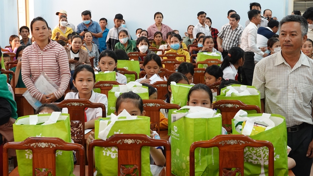 Chi hội Nhà báo thường trú tại Bình Định trao quà cho học sinh vượt khó - Ảnh 4.