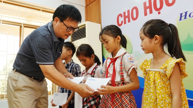 Chi hội Nhà báo thường trú tại Bình Định trao quà cho học sinh vượt khó - Ảnh 3.