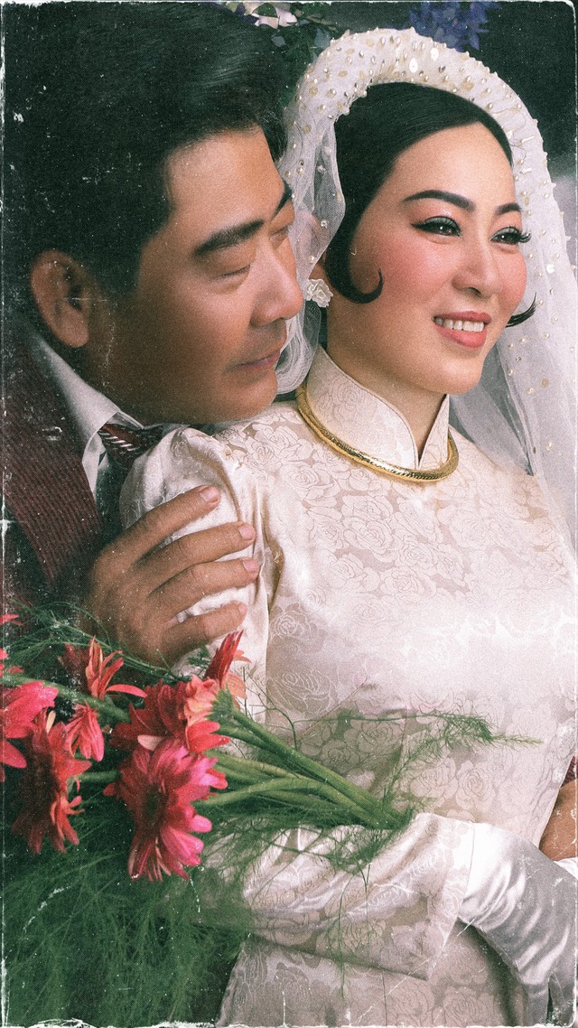 Chàng trai chụp ảnh kỷ niệm 30 năm ngày cưới cho cha mẹ gây xúc động - Ảnh 2.