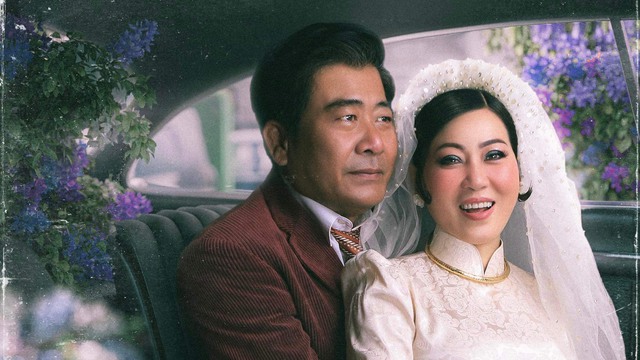Chàng trai chụp ảnh kỷ niệm 30 năm ngày cưới cho cha mẹ gây xúc động - Ảnh 1.