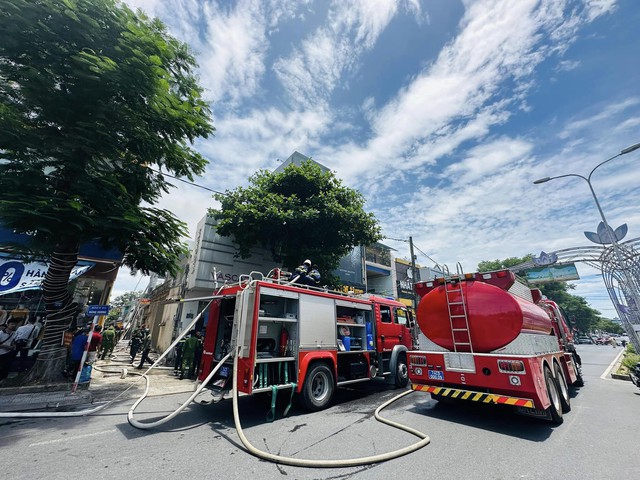 Giữa trưa nắng, hàng chục công an Quảng Trị 'cứu' nhà 3 tầng đang phát hỏa - Ảnh 2.
