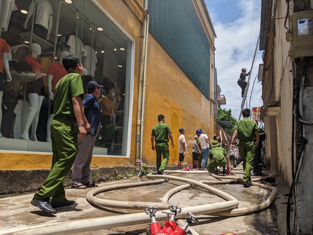 Giữa trưa nắng, hàng chục công an Quảng Trị 'cứu' nhà 3 tầng đang phát hỏa - Ảnh 1.