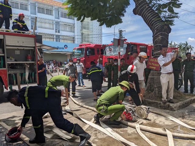 Giữa trưa nắng, hàng chục công an Quảng Trị 'cứu' nhà 3 tầng đang phát hỏa - Ảnh 4.