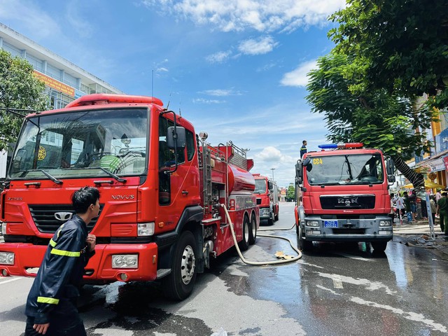 Giữa trưa nắng, hàng chục công an Quảng Trị 'cứu' nhà 3 tầng đang phát hỏa - Ảnh 3.