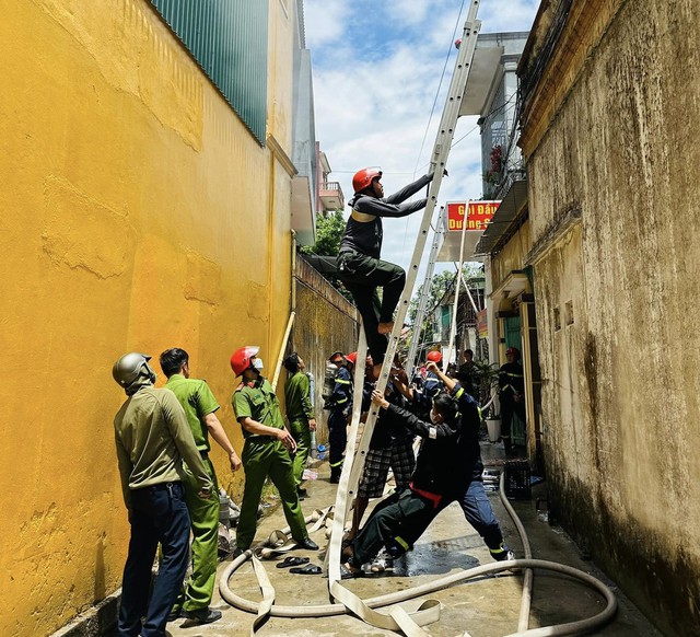 Giữa trưa nắng, hàng chục công an Quảng Trị 'cứu' nhà 3 tầng đang phát hỏa - Ảnh 6.