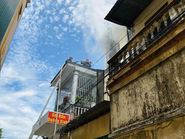 Giữa trưa nắng, hàng chục công an Quảng Trị 'cứu' nhà 3 tầng đang phát hỏa - Ảnh 7.