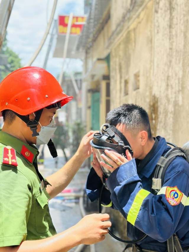Giữa trưa nắng, hàng chục công an Quảng Trị 'cứu' nhà 3 tầng đang phát hỏa - Ảnh 8.