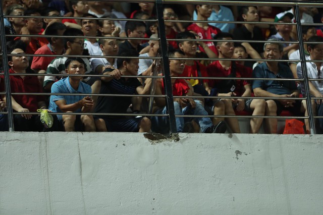 Mảng bê tông rơi trúng CĐV trong trận đấu của đội tuyển Việt Nam  - Ảnh 1.