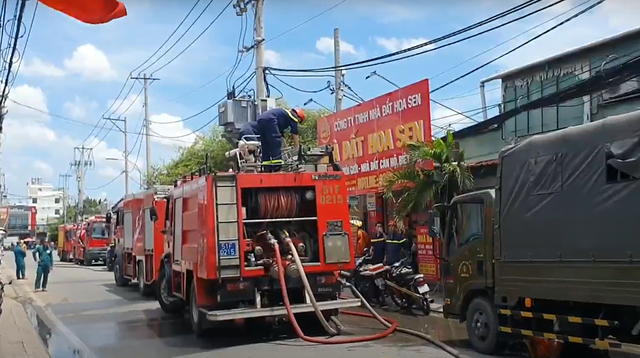 Cháy xưởng gỗ, phong tỏa 200 m đường ở TP.Thủ Đức để dập lửa - Ảnh 2.