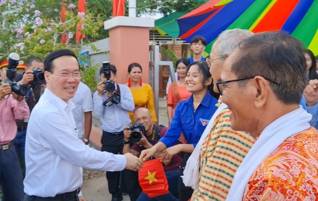 Chủ tịch nước Võ Văn Thưởng thăm làng gốm Bàu Trúc - Ảnh 1.
