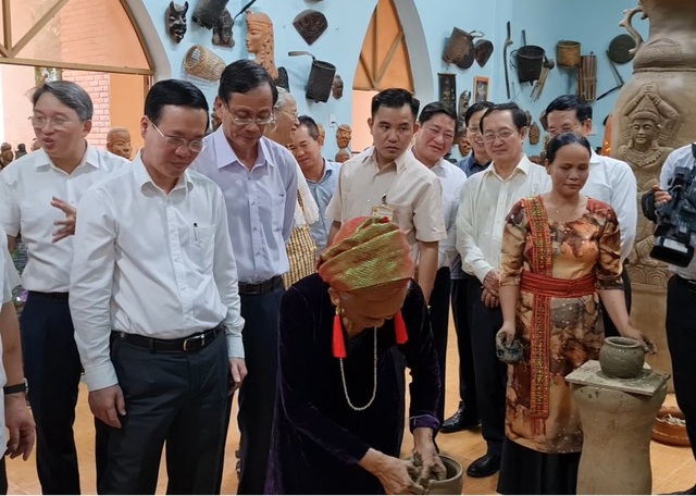 Chủ tịch nước Võ Văn Thưởng thăm làng gốm Bàu Trúc - Ảnh 3.