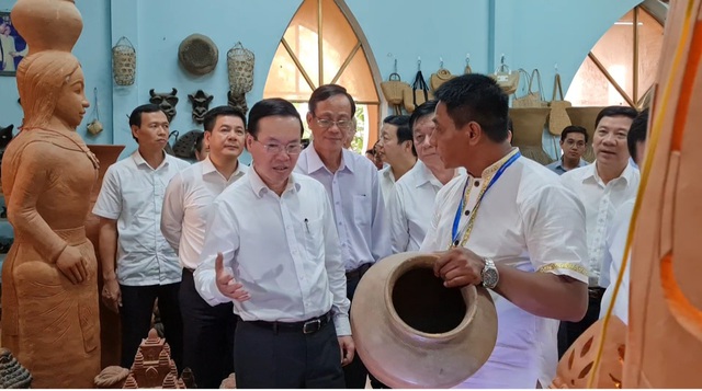 Chủ tịch nước Võ Văn Thưởng thăm làng gốm Bàu Trúc - Ảnh 2.