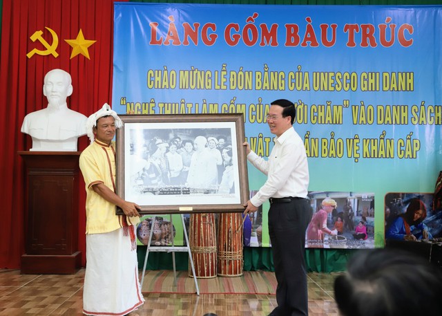 Chủ tịch nước Võ Văn Thưởng thăm làng gốm Bàu Trúc - Ảnh 6.