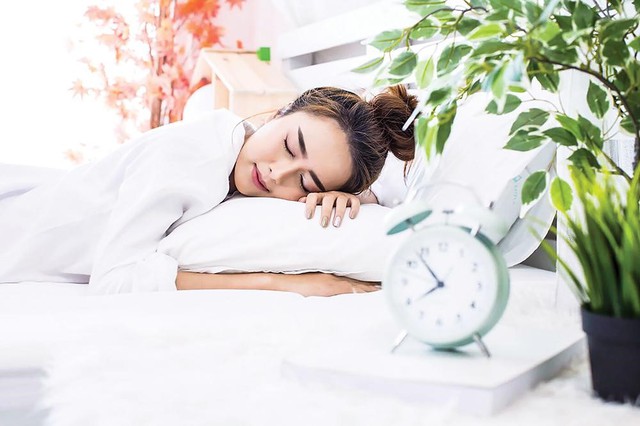 Tầm quan trọng của giấc ngủ đối với sức khỏe và cách để ngủ ngon mỗi đêm - Ảnh 1.