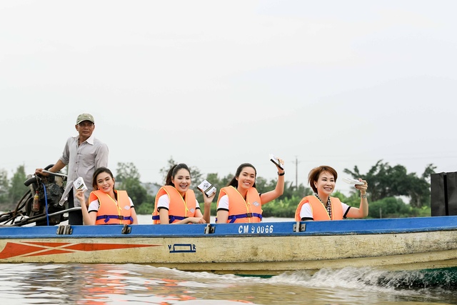 Hoa hậu Hương Giang, Á hậu Hoàng My, Mâu Thủy và ca sĩ Uyên Linh tham gia Trình Từ Trái Tim - Hành trình Lập chí vĩ đại Khởi nghiệp kiến quốc do Tập đoàn Trung Nguyên Legend khởi tạo hơn 10 năm qua, đã trao tặng hàng chục triệu cuốn sách quý đổi đời đến khắp mọi miền đất nước, từ núi cao hiểm trở đến biển đảo xa xôi và kênh rạch chằng chịt đến các bạn thanh niên, học sinh sinh viên và quân dân khắp cả nước