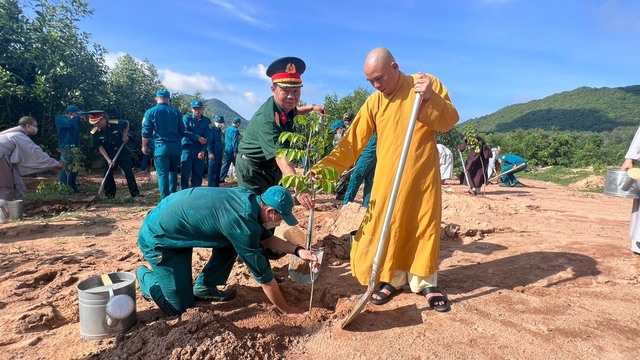 Bộ đội, tăng ni trồng cây, gom rác, bảo vệ môi trường   - Ảnh 1.