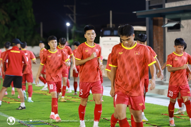 U.17 Việt Nam tập lúc 8 giờ tối ở Thái Lan - Ảnh 1.