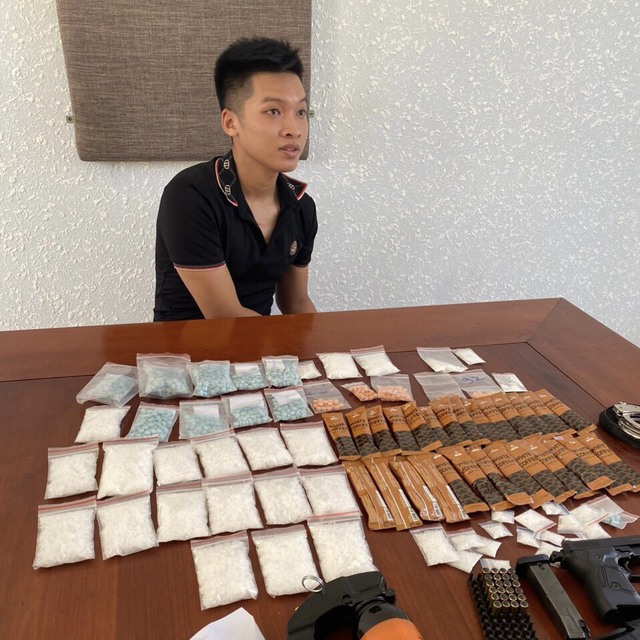 Đà Nẵng: Bắt ông trùm trẻ tuổi có súng, mua bán 2 kg ma túy - Ảnh 1.