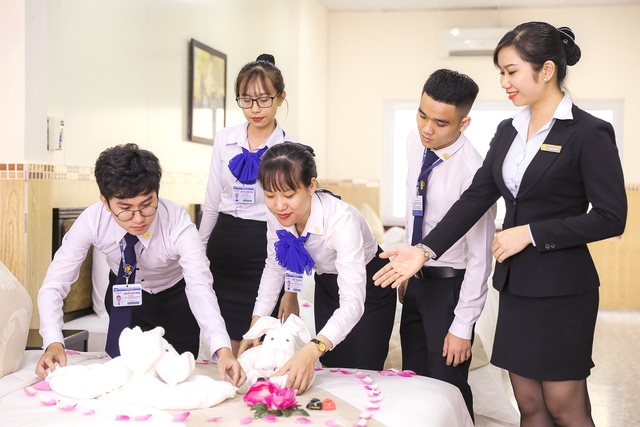 Sinh viên học thực hành buồng phòng tại trường Saigontourist
