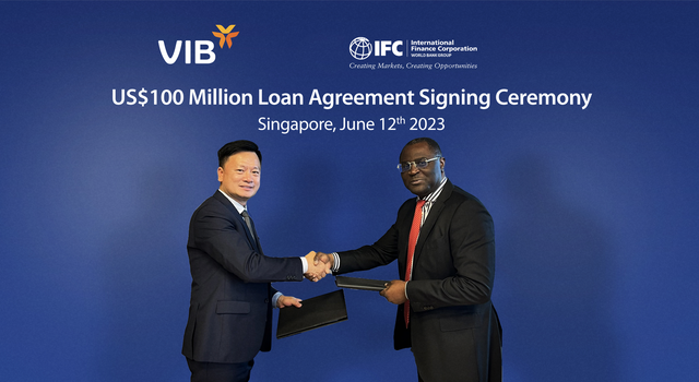 Ông Lê Quang Trung - Giám đốc Khối Nguồn vốn và ngoại hối VIB cùng ông Allen Forlemu - Giám đốc Khối Định chế tài chính khu vực châu Á và Thái Bình Dương IFC tại buổi ký kết khoản vay