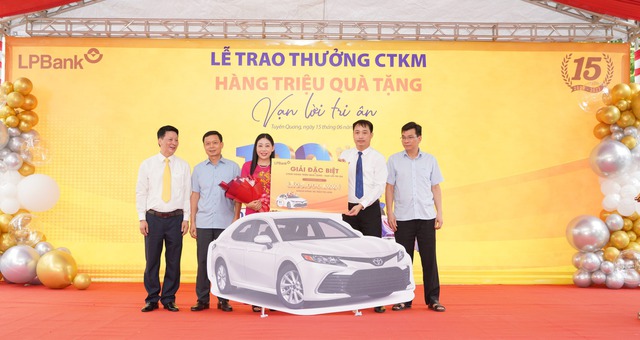 Khách hàng Trần Thị Lành nhận giải đặc biệt là 1 xe ô tô Toyota Camry 2023 trị giá trên 1,1 tỉ đồng