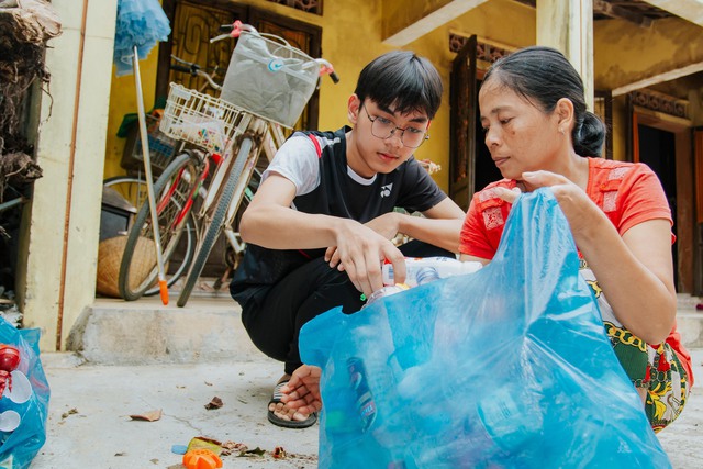 Ước mơ trở thành chiến sĩ công an của cậu bé mồ côi cha - Ảnh 2.