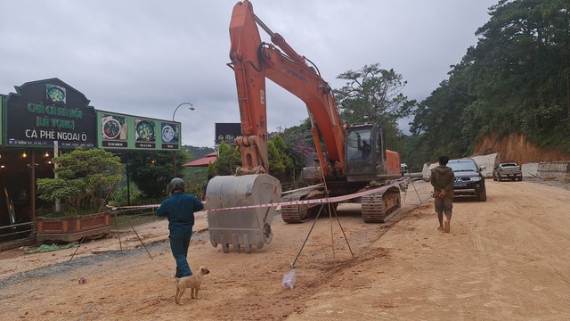 Đà Lạt: Sập bờ đất khi thi công mở rộng đèo Prenn, 1 người chết - Ảnh 2.