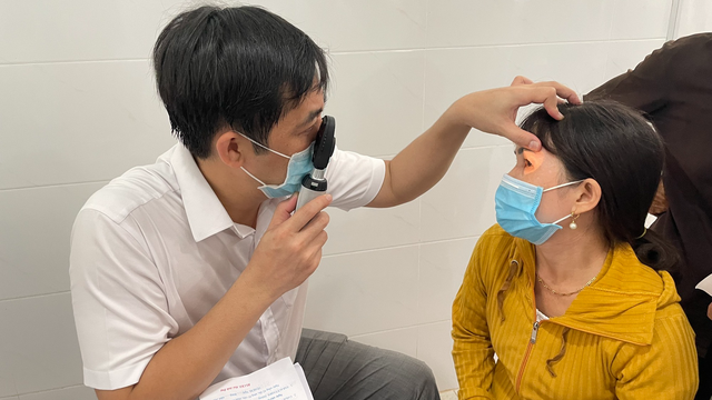 Mổ mắt đục thủy tinh thể bằng kỹ thuật cao phaco kính mềm cho bệnh nhân nghèo - Ảnh 1.