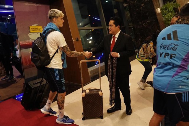 Đội tuyển Argentina được đón tiếp nồng nhiệt tại Indonesia dù thiếu vắng Messi - Ảnh 2.