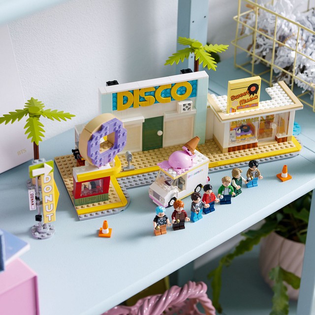 Nhóm nhạc BTS bước vào thế giới game LEGO - Ảnh 1.