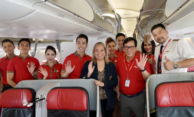 Tổng giám đốc Vietjet Đinh Việt Phương cùng phi hành đoàn Vietjet thực hiện chuyến bay đầu tiên từ TP.HCM đi Brisbane  Ảnh: Vietjet