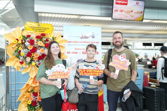 Hành khách hào hứng trước chuyến bay đầu tiên từ TP.HCM đi Brisbane của Vietjet
