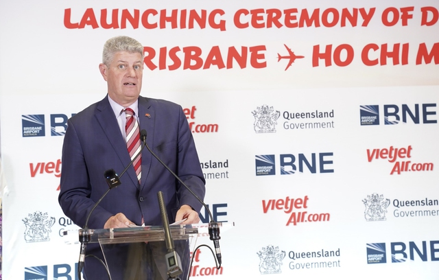 Ông Stirling Hinchliffe - Bộ trưởng Thể thao, Du lịch và Sáng tạo tại Queensland chúc mừng đường bay mới của Vietjet