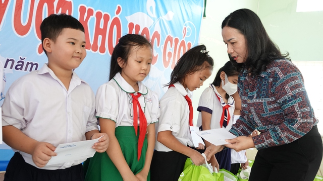 Bà Lê Bình Thanh, Bí thư Huyện ủy Tây Sơn, trao quà cho học sinh