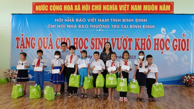 Bình Định: Nhà báo trao quà động viên học sinh vượt khó học giỏi - Ảnh 3.