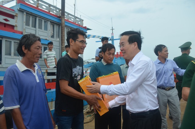Chủ tịch nước Võ Văn Thưởng ra thăm đảo Phú Quý - Ảnh 2.