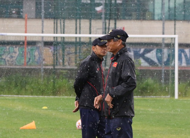 HLV Mai Đức Chung dầm mưa cùng đội tuyển nữ Việt Nam ở Ba Lan - Ảnh 2.
