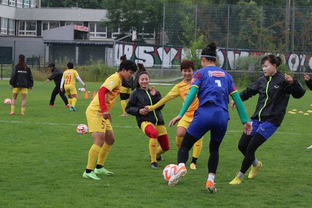 HLV Mai Đức Chung dầm mưa cùng đội tuyển nữ Việt Nam ở Ba Lan - Ảnh 1.