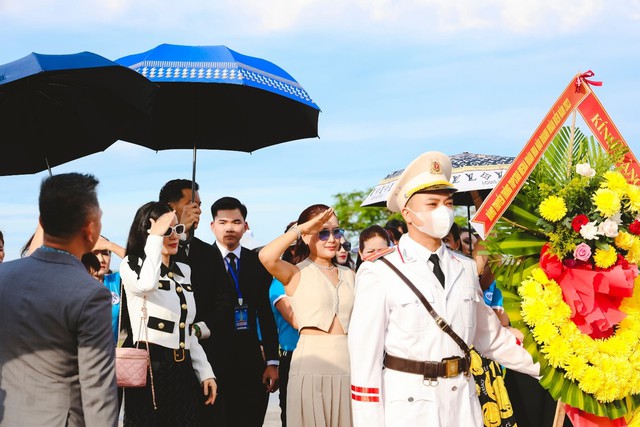Các thí sinh Hoa hậu doanh nhân Biển dâng hương tượng đài Mẹ Việt Nam anh hùng - Ảnh 1.