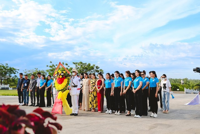 Các thí sinh Hoa hậu doanh nhân Biển dâng hương tượng đài Mẹ Việt Nam anh hùng - Ảnh 2.